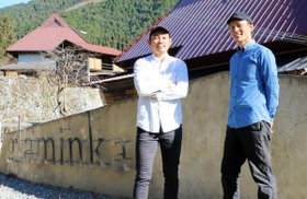 「グラミンカＳＡＹＯ」を開業した大西猛さん（左）と大野篤史さん＝佐用町若州