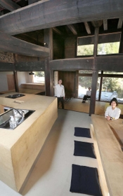 太い柱や梁が印象的な宿泊棟の内部（撮影・小林良多）＝佐用町若州