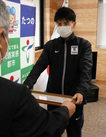 市民感動賞を受ける石原翔太郎選手＝たつの市役所