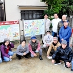 尾崎の日本遺産マップなどを設置した住民ら＝赤穂市尾崎