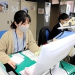 パソコンのモニターで市長の訓示を確認する職員＝相生市役所