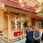 １３１年ぶりに建て替えられた２棟のほこら＝迩志神社