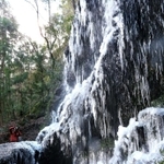 一部が凍結を始めた飛龍の滝＝佐用町櫛田
