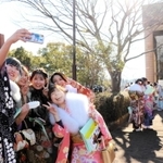 記念撮影する新成人ら。対面での再会に大喜び＝山崎文化会館