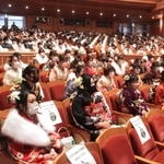 マスク姿で参列した新成人＝赤穂市文化会館