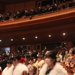 マスク姿で参列した新成人＝赤穂市文化会館