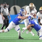 アメフトの日本選手権でタックルを見舞う関学大の野村選手（左）＝東京ドーム