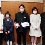 側溝に転落した小高仁子さん（左から２番目）を助けた三田響河さん（中央）＝たつの署