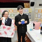 作品を持つ粟井裕子さん（左）と拓哉さん＝赤穂市民会館