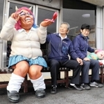 マルフクが制作費を出して完成した山うば（左）と座敷わらしの妖怪ベンチ＝福崎町福崎新
