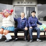 マルフクが制作費を出して完成した山うば（左）と座敷わらしの妖怪ベンチ＝福崎町福崎新