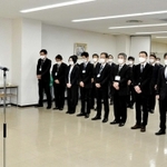 牟礼正稔市長（左）の訓示を聞く部課長級職員＝赤穂市役所