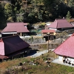 グランピング拠点として再生された若州集落（撮影・小林良多）＝佐用町若州