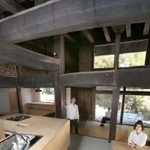 太い柱や梁が印象的な宿泊棟の内部（撮影・小林良多）＝佐用町若州