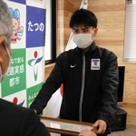 市民感動賞を受ける石原翔太郎選手＝たつの市役所