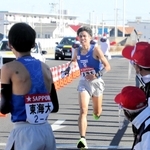 トップで４区にたすきをつなぐ石原翔太郎選手＝１月２日、箱根駅伝往路平塚中継所（代表撮影）