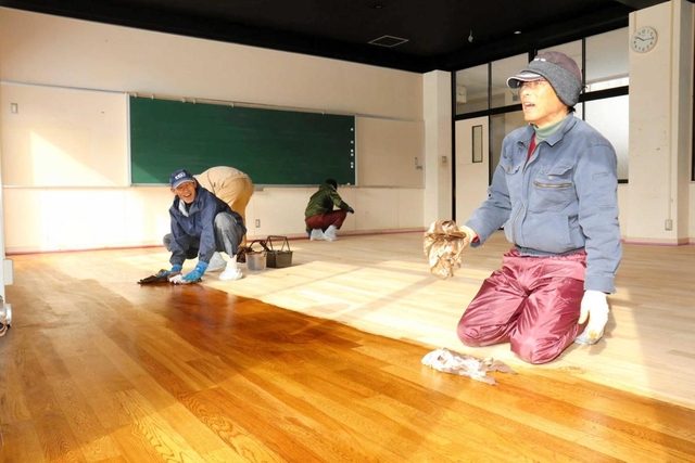 教室の床の塗装などは自分たちで行い、工事費を節約する＝宍粟市一宮町上岸田