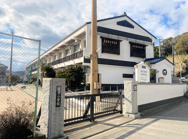 前身校を含め約１５０年の歴史に幕を下ろす室津小学校＝たつの市御津町室津