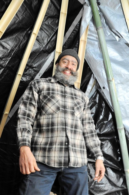 竹を組んで作ったテントとジオバニ・モントージャさん＝赤穂市御崎