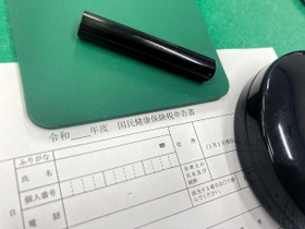 ４月から押印不要になる申請書類。印の欄を二重線で消したり、欄そのものを消去したりする＝たつの市役所