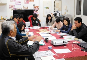 しそう森林組合の幹部らと山林の現状について議論する学生ら＝宍粟市内（思さん提供）