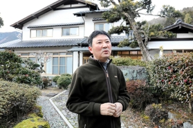 宍粟に移住し一般社団法人を設立した思沁夫さん。教え子らが寝泊まりする庭付きの大きな家を拠点に地域の課題を考える＝宍粟市山崎町宇野