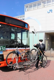 自転車ラックを取り付けたバス。金具でロックするだけで、積み降ろしも簡単という＝ＪＲ播磨新宮駅