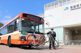 自転車ラックを取り付けたバス。金具でロックするだけで、積み降ろしも簡単という＝ＪＲ播磨新宮駅