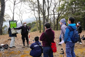 上月城跡まで登山し、山城の構造を学ぶ参加者ら＝佐用町寄延