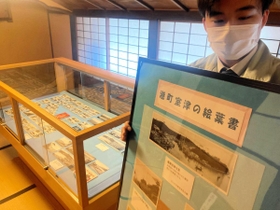 室津漁港のパノラマ絵はがきなどの展示＝室津海駅館