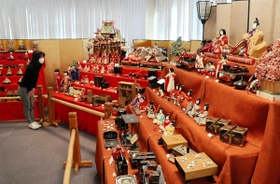 有力商家に伝わった段飾りのひな人形＝たつの市龍野町上霞城