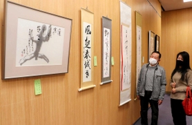 詩や和歌を題材にした力作が並ぶ会場＝さよう文化情報センター