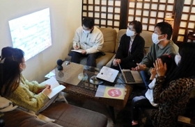 ラジオを収録する出演者ら＝たつの市内
