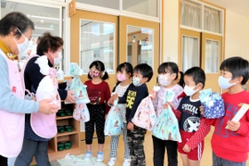 お楽しみ会の代わりに、鉛筆や手紙などのプレゼントを受け取る年長の園児たち＝佐用町林崎