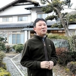 宍粟に移住し一般社団法人を設立した思沁夫さん。教え子らが寝泊まりする庭付きの大きな家を拠点に地域の課題を考える＝宍粟市山崎町宇野