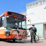 自転車ラックを取り付けたバス。金具でロックするだけで、積み降ろしも簡単という＝ＪＲ播磨新宮駅
