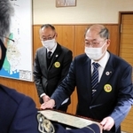 署長感謝状を受け取る竹内俊介支店長＝たつの署