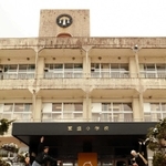 閉校になった繁盛小学校の改修を手がけているＭｏｒｅ繁盛のメンバーら＝宍粟市一宮町上岸田