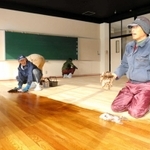 教室の床の塗装などは自分たちで行い、工事費を節約する＝宍粟市一宮町上岸田