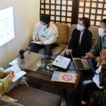 ラジオを収録する出演者ら＝たつの市内