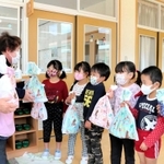お楽しみ会の代わりに、鉛筆や手紙などのプレゼントを受け取る年長の園児たち＝佐用町林崎