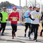 スマートフォンを携帯して、オープニングイベントで走る参加者ら＝赤穂城南緑地運動公園