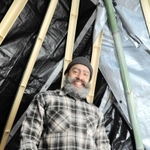 竹を組んで作ったテントとジオバニ・モントージャさん＝赤穂市御崎