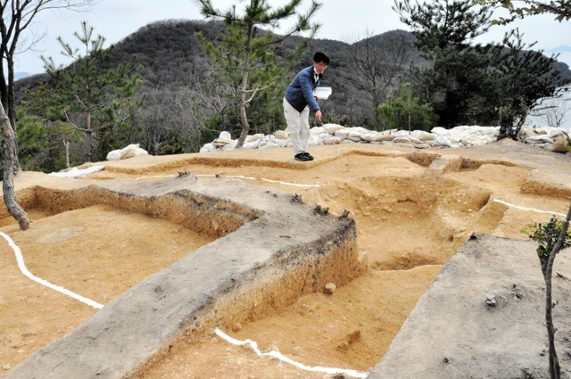 鉄製甲冑が出土したみかんのへた山古墳＝赤穂市坂越