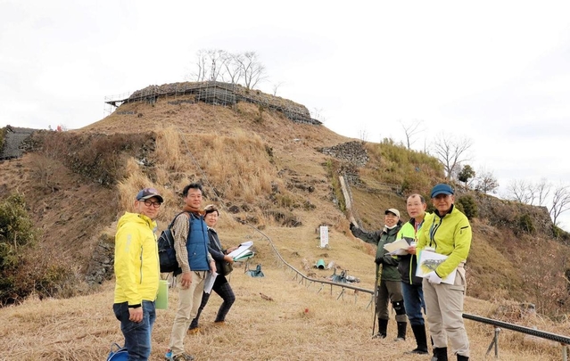 登山禁止で近寄ることができなかった利神城跡。三の丸跡までのガイドツアーを「佐用山城ガイド協会」が企画する＝佐用町平福（同町教育委員会の許可を得て撮影）