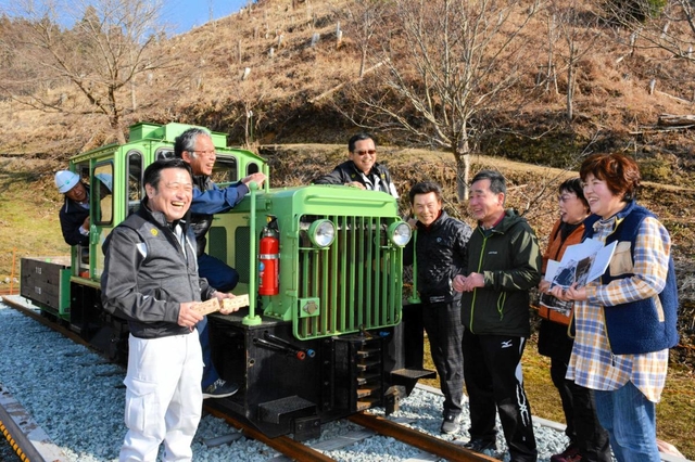 往時の波賀森林鉄道を復活させようとする「波賀元気づくりネットワーク協議会」のメンバーたち＝フォレストステーション波賀