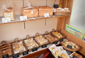 店内に並ぶパン。１４種類あり、いずれも自慢の一品だ＝たつの市御津町岩見
