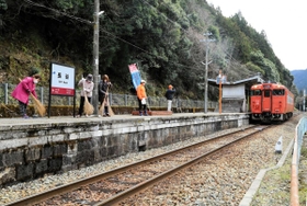 全列車の停車復活を前に、長谷駅を清掃する住民＝神河町栗