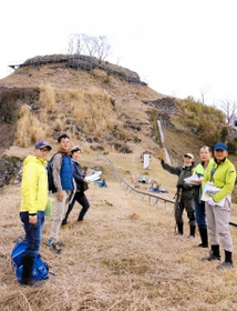 登山禁止で近寄ることができなかった利神城跡。三の丸跡までのガイドツアーを「佐用山城ガイド協会」が企画する＝佐用町平福（同町教育委員会の許可を得て撮影）