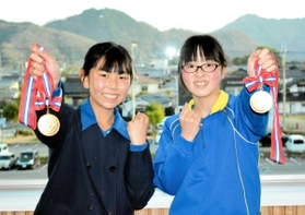 スキーの全国大会「ジュニアオリンピックカップ」に出場する宍粟市の川上寧々さん（左）、山本陽さん＝宍粟市役所